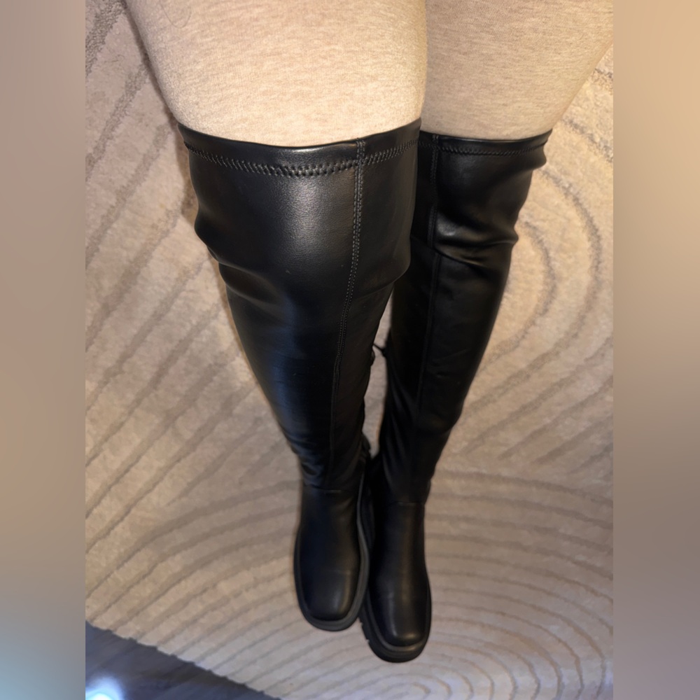 Black Knee-High Women's Boots - Sleek Leather Look